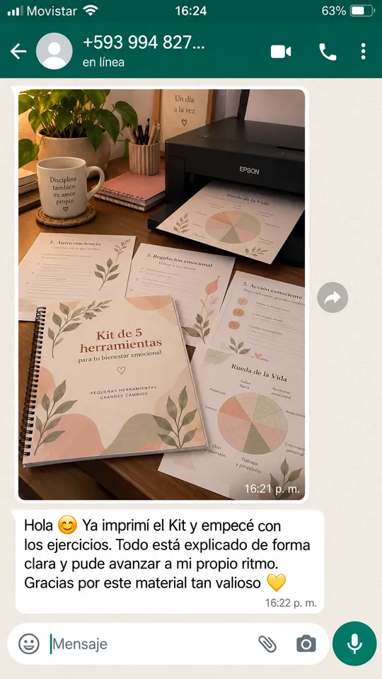 Captura de WhatsApp con el Kit impreso sobre un escritorio y un mensaje sobre la claridad del material